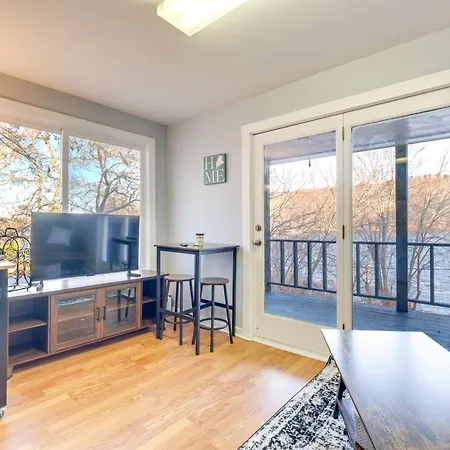 Cozy Water-View Apt In The Heart Of Downtown!